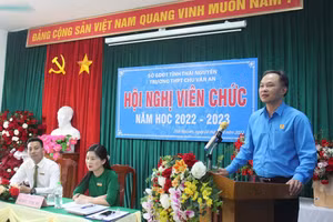 Ông Nguyễn Văn Hải, Chủ tịch Công đoàn ngành Giáo dục tỉnh Thái Nguyên phát biểu về chủ đề "Thực hiện dân chủ ở cơ sở" tại Hội nghị Viên chức năm học 2022-2023, trường THPT Chu Văn An, TP Thái Nguyên.