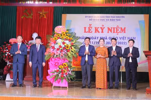 Lãnh đạo Sở GD&ĐT Thái Nguyên đón nhận lãng hoa chúc mừng của Tỉnh ủy, HĐND, UBND và UBMTTQ nhân kỷ niệm 40 năm Ngày Nhà giáo Việt Nam (20/11/1982-20/11/2022).