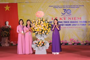 Lãnh đạo UBND TP Thái Nguyên trao hoa chúc mừng thầy và trò nhà trường nhân dịp kỷ niệm 30 năm Ngày thành lập(1992-2022).