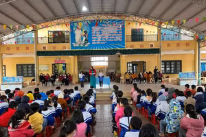 Giờ sinh hoạt dưới cờ và hoạt động trải nghiệm thật bổ ích với chủ đề "Kỹ năng phòng cháy, chữa cháy và thoát hiểm khi xảy ra cháy nổ" của cô và trò trường Tiểu học Kha Sơn, huyện Phú Bình, tỉnh Thái Nguyên.