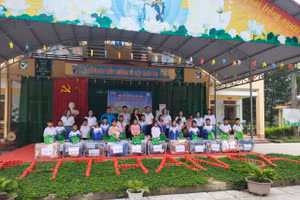 CLB Nụ cười cho em tỉnh Thái Nguyên trao tặng quà cho học sinh nghèo trường Tiểu học Thần Sa, xã Thần Sa, huyện Võ Nhai, tỉnh Thái Nguyên.