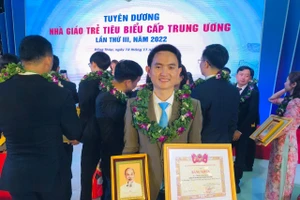 Năm học 2021 - 2022, thầy giáo Thẩm Anh Linh vinh dự được Trung ương Đoàn trao tặng danh hiệu “Nhà giáo trẻ tiêu biểu cấp Trung ương lần thứ III năm 2022”.