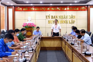 Ông Nguyễn Đức Cường- Chánh thanh tra Bộ GD&ĐT làm việc với BCĐ thi huyện Đình Lập và Hội đồng thi Sở GD&ĐT Lạng Sơn. Ảnh: Việt Hà