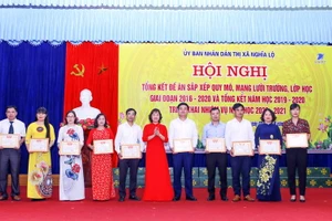 Bà Đỗ Thị Thanh Nga (thứ 6 từ trái qua) trao tặng các phần thưởng thi đua, danh hiệu cho các tập thể và cá nhân tại hội nghị. 