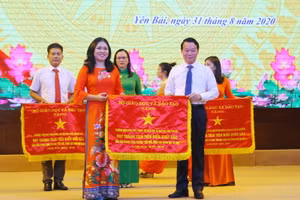 ng Đỗ Đức Duy- Chủ tịch UBND tỉnh Yên Bái trao tặng Cờ thi đua của  Bộ GD&ĐT cho tập thể đạt thành tích tiêu biểu xuất sắc dẫn đầu phong trào thi đua “Đổi mới, sáng tạo trong dạy và học” năm học 2019-2020. Ảnh: Bá Hải