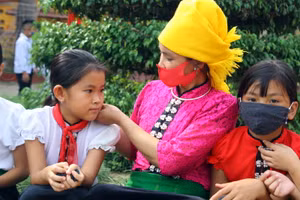 Phụ huynh người Thái đưa con đi tựu trường trong ngày 1/9. Ảnh: Việt Hà