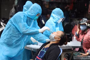 Lực lượng Y tế thực hiện test nhanh SARS-CoV-2 cho các tiểu thương tại nhiều khu chợ trên địa bàn tỉnh Đồng Nai.