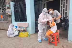 Xét nghiệm Covid-19 trong khu phong tỏa tại P.Trảng Dài, TP Biên Hòa (Ảnh: CDC Đồng Nai).