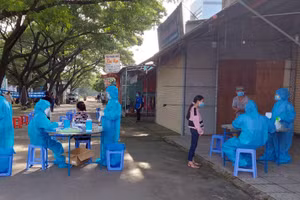 Lực lượng y tế thực hiện xét nghiệm Covid-19 tại Đồng Nai. (Ảnh: CDC Đồng Nai)