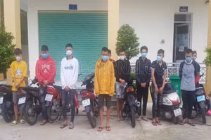 Nhóm thanh thiếu niên tham gia cổ vũ đua xe trái phép giữa mùa dịch Covid-19, bị phát hiện xử lý. (Nguồn ảnh: Congan.dongnai.gov.vn)