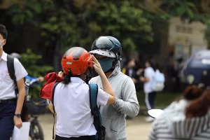 Phụ huynh ân cần hỏi thăm con sau mỗi buổi thi.