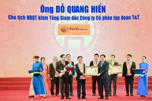 Ông Đỗ Quang Hiển - Chủ tịch HĐQT kiêm TGĐ Tập đoàn T&T Group vinh dự được Đảng và Nhà nước trao tặng Huân chương Lao động hạng Nhất vì những đóng góp tích cực vào sự nghiệp xây dựng chủ nghĩa xã hội và bảo vệ Tổ Quốc.