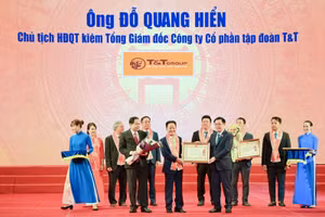 Ông Đỗ Quang Hiển - Chủ tịch HĐQT kiêm TGĐ Tập đoàn T&T Group vinh dự được Đảng và Nhà nước trao tặng Huân chương Lao động hạng Nhất vì những đóng góp tích cực vào sự nghiệp xây dựng chủ nghĩa xã hội và bảo vệ Tổ Quốc.