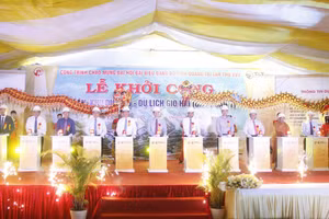 Đại diện chủ đầu tư và các đại biểu thực hiện nghi lễ khởi công dự án Khu dịch vụ - du lịch Gio Hải.