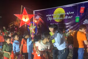 250 suất quà trung thu được trao các bé tại Chương trình “Đêm hội trằng rằm – Chắp cánh những ước mơ” tại Bản Chiềng Đi 2 Sơn La