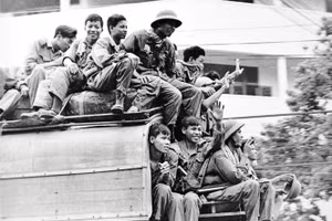 Hình ảnh quân giải phóng tiến vào Sài Gòn, vẫy tay chào người dân