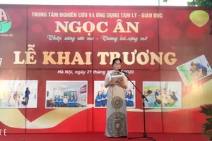 Bà Nguyễn Thị Hoàng Yến-Chánh Văn phòng Hội khoa học Tâm ý giáo dục Việt Nam công bố quyết định thành lập Trung tâm.