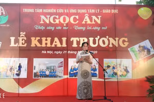 Bà Nguyễn Thị Hoàng Yến-Chánh Văn phòng Hội khoa học Tâm ý giáo dục Việt Nam công bố quyết định thành lập Trung tâm.