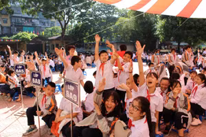 Học sinh sôi nổi tham gia các hoạt động trong ngày hưởng ứng Pháp luật.