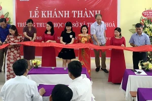 Cắt băng khánh thành trường THCS Trung Hòa