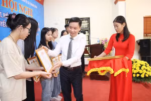 Đồng chí Trần Ngọc Thông – Bí thư Đảng ủy xã tặng bằng khen cho các học sinh trúng tuyển đại học năm học 2020 tại buổi lễ.