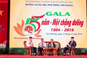 Giao lưu với các thầy giáo là Hiệu trưởng nhà trường