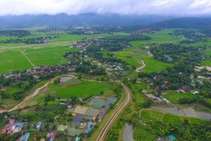 Đại thuỷ nông Nậm Rốm uốn lượn chảy dọc cung cấp nước cho cánh đồng Mường Thanh trù phú.