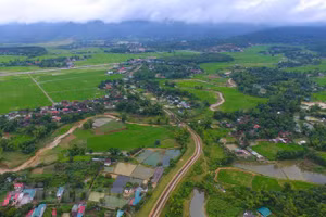 Đại thuỷ nông Nậm Rốm uốn lượn chảy dọc cung cấp nước cho cánh đồng Mường Thanh trù phú.