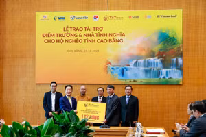 Ông Đỗ Quang Hiển, Chủ tịch HĐQT kiêm Tổng Giám đốc Tập đoàn T&T Group trao tặng 1 tỷ đồng tài trợ xây dựng điểm trường và nhà tình nghĩa cho người nghèo tỉnh Cao Bằng.