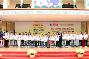 150 suất học bổng được trao cho các em học sinh có hoàn cảnh khó khăn ở cộng đồng các dân tộc thiểu số, các vùng biển đảo, ảnh: QTV