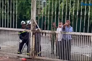 Lực lượng Công an quận Bắc Từ Liêm cắt phá cổng tòa nhà TH1 để vào giải cứu con tin theo đơn tố cáo của ông Lê Văn Vàng và tin nhắn của bà Nguyễn Hồng Linh. 