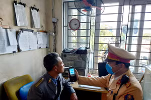 Toàn bộ nhân viên ngành đường sắt thường xuyên được kiểm tra nồng độ cồn, ma túy để đảm bảo hiệu quả công việc và an toàn cho người tham gia giao thông