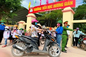 Mô hình “ Cổng trường An toàn giao thông - Thân thiện” có sự phối hợp giữa nhà trường với Ban công an, Đoàn thanh niên xã Hương Gián và phụ huynh học sinh 