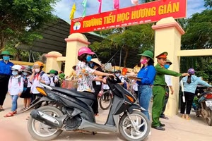 Mô hình “ Cổng trường An toàn giao thông - Thân thiện” có sự phối hợp giữa nhà trường với Ban công an, Đoàn thanh niên xã Hương Gián và phụ huynh học sinh 
