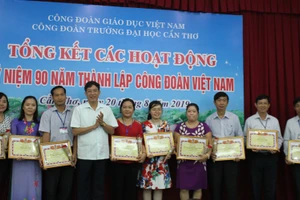 Ông Vũ Minh Đức - Chủ tịch Công đoàn Giáo dục Việt Nam - trao bằng khen cho các tập thể đạt thành tích xuất sắc trong hoạt động Công đoàn