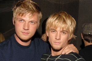 Nick Carter (trái) và Aaron Carter thời điểm thân thiết.