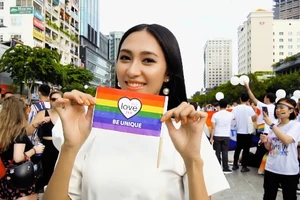 Người đẹp Thu Hiền mang hình ảnh cộng đồng LGBT đến cuộc thi Hoa hậu Châu Á Thái Bình Dương.