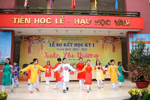 Văn nghệ do học sinh biên đạo, biểu diễn.