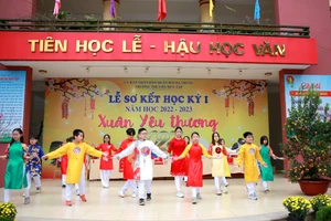 Văn nghệ do học sinh biên đạo, biểu diễn.