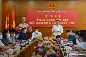 Chủ tịch UBND tỉnh Lào Cai phát biểu.