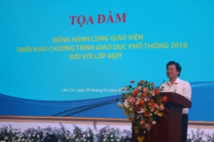 Thứ trưởng Bộ GD&ĐT Nguyễn Hữu Độ phát biểu tại tọa đàm.