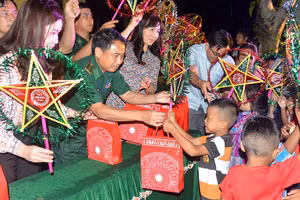 Tặng quà cho thiếu nhi dân tộc Chứt. 