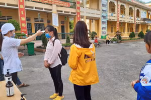 HS khối 12 ôn tập trực tiếp tại trường được đo thân nhiệt thường xuyên.