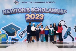 Nguyễn Hải Bình (thứ tư từ trái sang), cùng thầy cô và các bạn tham gia kì thi “Chung kết ASMO Quốc tế năm 2023” tại Hà Nội. 