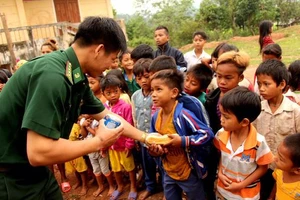 Những ổ bánh mì có sữa đã giúp học trò đảm bảo sức khỏe, đến lớp đều đặn, 