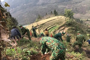 Đồn biên phòng Lũng Cú đồng hành cùng bà con dân tộc vùng biên giới xóa đói giảm nghèo. 