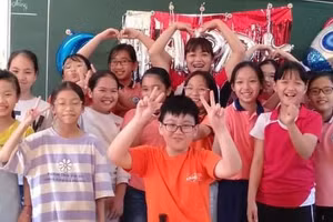 Cô Hoa (đứng giữa hàng trên cùng) cùng học sinh. 