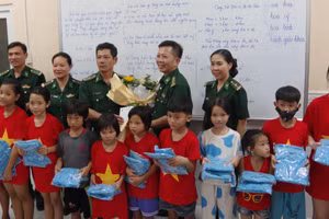 Lớp học tình thương do Thiếu tá Nguyễn Văn Tưởng (ngoài cùng bên trái) phụ trách 18 năm. 