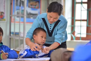 Giáo dục học trò bằng tri thức, tình yêu thương, trách nhiệm. 