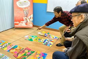 Hội đồng Ban giám khảo xem xét kỹ lưỡng từng bài thi.